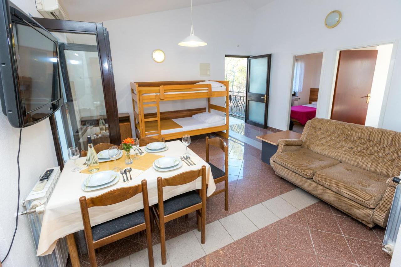 스타리그라드 파클레니차 Pansion Croatia B&B 외부 사진